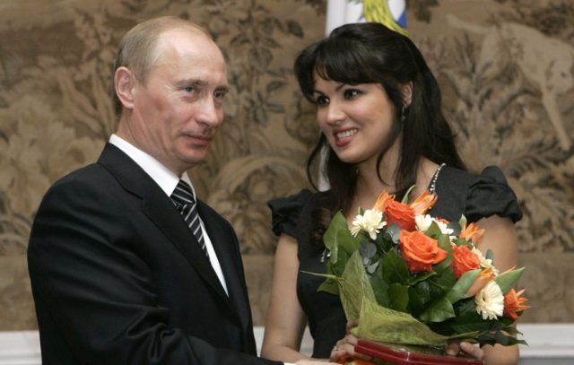 지난 2008년 푸틴 대통령으로부터 러시아 인민예술가상(PAR)을 받은 안나 네트렙코(오른쪽). AP연합뉴스