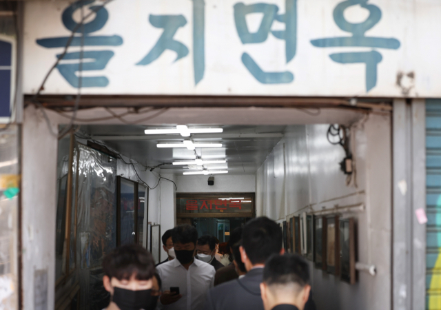 22일 서울 중구 충무로에 위치한 을지면옥이 손님들로 붐비고 있다. 연합뉴스