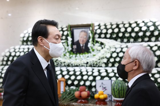 윤석열 대통령이 23일 서울아산병원에 마련된 조순 전 부총리에 빈소에 방문해 추모하고 있다.