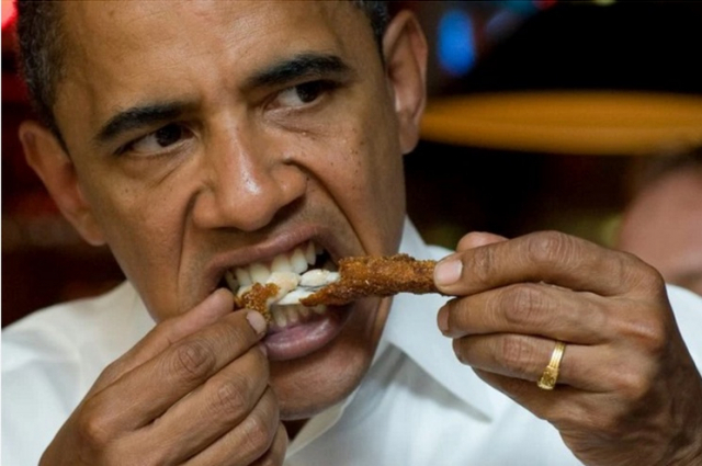 버락 오바마 전 미국 대통령이 지난 2008년 한 음식점에서 개구리 뒷다리 요리를 먹고 있다. AFP