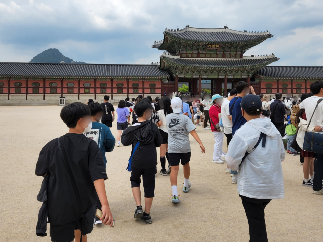 수학여행을 온 학생들이 서울 종로구 경복궁을 방문해 선생님을 따라 이동하고 있다. 김남명 기자