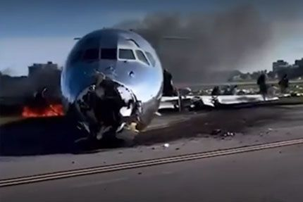 승객과 승무원 100여명을 태운 여객기가 화재로 인해 급하게 착륙을 시도하는 모습이 공개됐다. 트위터 캡처