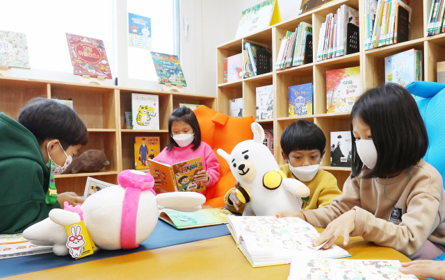 KB국민은행이 ESG 경영 차원에서 조성한 한 ‘작은 도서관’에서 어린이들이 책을 읽고 있다./사진제공=KB국민은행