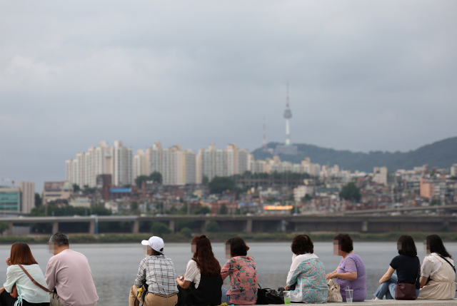 26일 새벽 서울 기온이 24.8도까지밖에 안 떨어지면서 역대 가장 높은 ‘6월 일최저기온’을 기록한 가운데 이날 초저녁 서울 반포한강공원에서 시민들이 버스킹 공연을 보며 더위를 식히고 있다. 연합뉴스