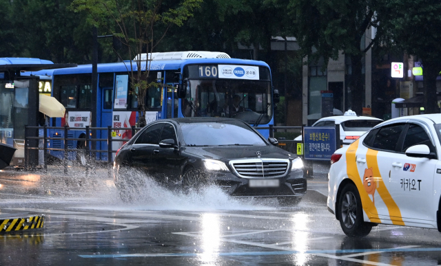 전국적으로 장마가 시작된 23일 서울 광화문사거리에서 차량들이 오가고 있다./성형주 기자