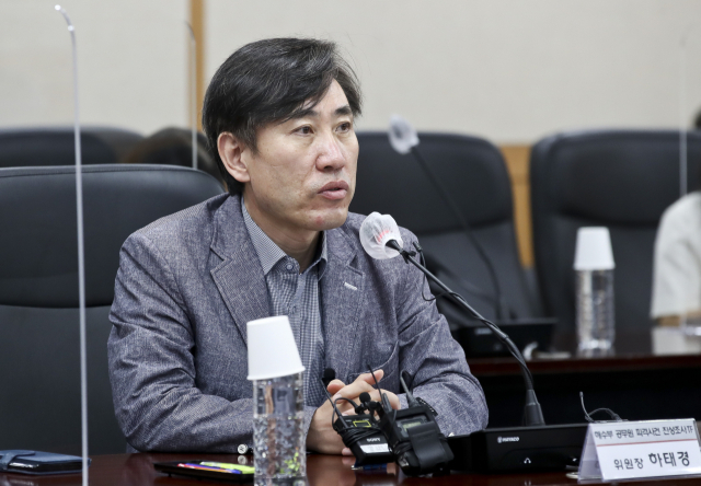 하태경 국민의힘 의원이 지난 22일 인천 연수구 해양경찰청을 찾아 관계자들과 회의를 하고 있다. / 국회사진기자단
