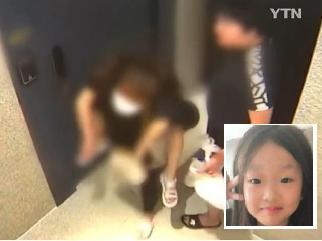 지난달 30일 밤 11시 ‘완도 실종 가족’ 중 조유나 양이 어머니 등에 업혀 펜션에서 나오는 모습이 CCTV에 포착됐다. YTN방송화면 캡처