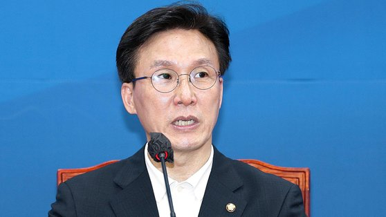 김민석 더불어민주당 의원이 지난달 30일 국회에서 6.1 지방선거 관련 긴급기자회견을 하고 있다. 연합뉴스