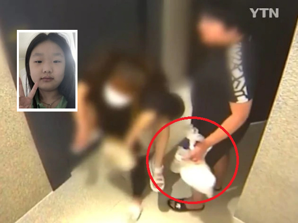 ‘완도 실종 가족’ 중 조유나 양이 지난달 30일 밤11시 어머니 등에 업혀 펜션에서 나오는 모습이 CCTV에 포착됐다. YTN 방송화면 캡처