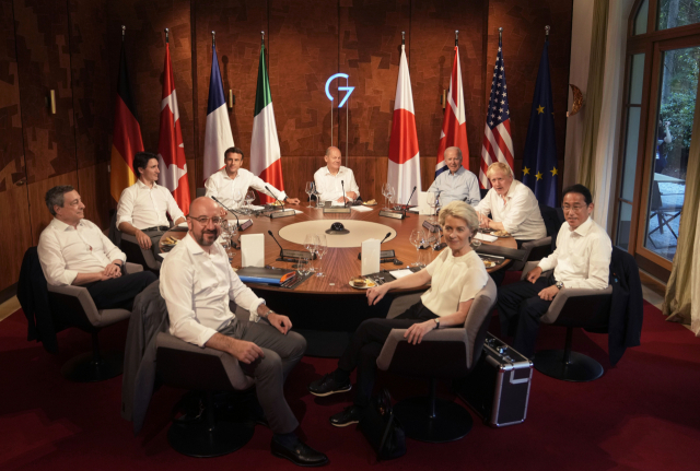 조 바이든 미국 대통령을 비롯한 주요 7개국(G7) 정상들과 유럽연합(EU) 지도자들이 26일(현지 시간) 독일 바이에른주 엘마우성에서 열린 만찬 모임에 참석하고 있다./AP연합뉴스
