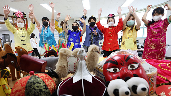 학생들이 지난16일 경기도 수원시 팔달구 매여울초등학교에서 열린 '매여울 행복 축제'에서 다문화 체험을 하고 있다. 연합뉴스