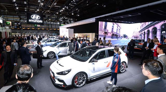 프랑스 파리 포르트 드 베르사유 전시장에서 열린 ‘2018 파리모터쇼’에 마련된 현대차 부스에서 관람객들이 전시차를 살펴보고 있다.