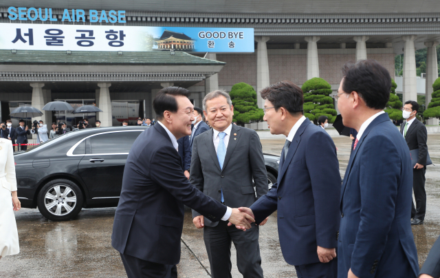 윤석열 대통령이 스페인 마드리드에서 열리는 북대서양조약기구(나토) 정상회의 참석을 위해 27일 성남 서울공항에 도착, 환송나온 국민의힘 권성동 원내대표와 악수하고 있다. 연합뉴스