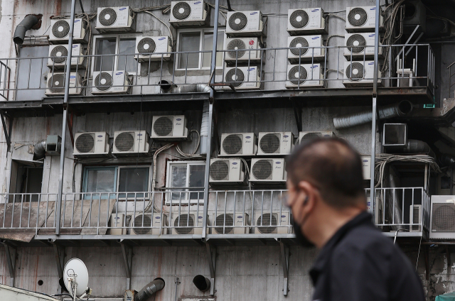 사진은 27일 오전 서울 중구 한 건물에 에어컨 실외기가 줄지어 설치돼 있는 모습. 연합뉴스