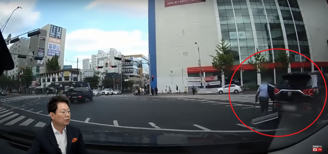 무단횡단을 한 보행자가 차량 뒷문에 부딪힌 모습. 유튜브 한문철TV 캡처