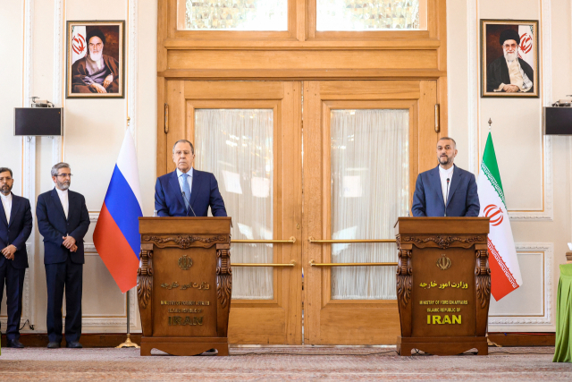 세르게이 라브로프(왼쪽) 러시아 외무장관과 호세인 아미르 압돌라히안 이란 외무 장관이 23일(현지시간) 이란에서 나란히 기자 회견을 하고 있다. 로이터연합뉴스