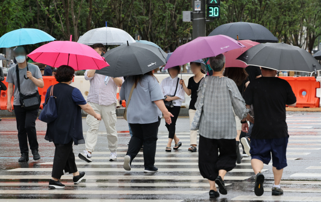 이번 주 내내 장맛비가 내릴 것으로 예보된 27일 오후 서울 시내의 거리에 비가 내리고 있다. 연합뉴스