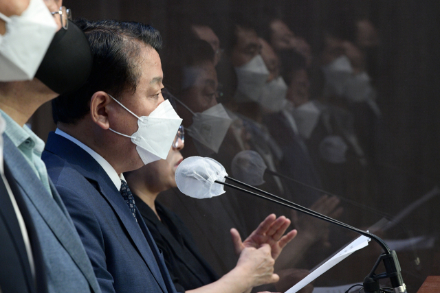 김병주 더불어민주당 의원이 지난 20일 국회 소통관에서 기자회견을 하고 있다. / 성형주 기자