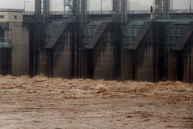 北 폭우로 남북통신선도 먹통…정부 '댐 방류시 사전통지해달라'