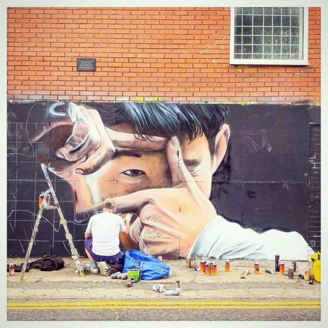 사진 작가 롭 화이트는 영국 런던의 한 거리에 손흥민 벽화가 남겨지는 모습을 촬영해 공유했다. 트위터 캡처