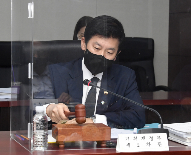 최상대 기획재정부 2차관이 28일 서울 무역보험공사에서 열린 민간투자사업심의위원회에서 의사봉을 두드리고 있다.