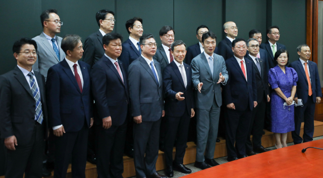 이복현(앞줄 왼쪽 여섯 번째) 금융감독원장과 증권사 및 자산운용사 등 금융투자 업계 대표들이 28일 서울 여의도 금융투자협회에서 열린 금융투자권역 CEO 간담회에서 기념 촬영을 하고 있다. 연합뉴스