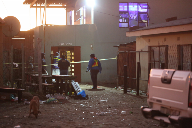 26일(현지시간) 최소 22명의 사망자가 발생한 남아프리카공화국의 한 술집 모습. EPA 연합뉴스