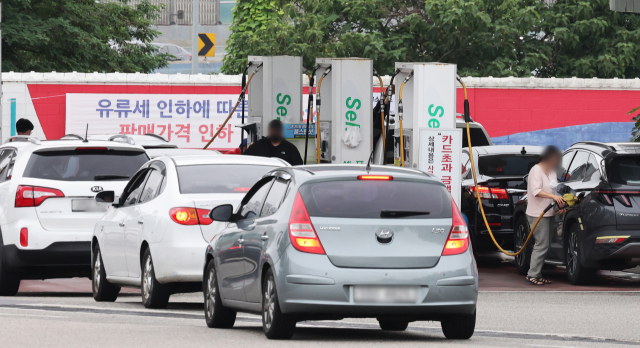 19일 오후 경기도 용인시 경부고속도로 부산방향 기흥휴게소 주유소에서 차량이 주유를 위해 줄을 서 있다. 연합뉴스