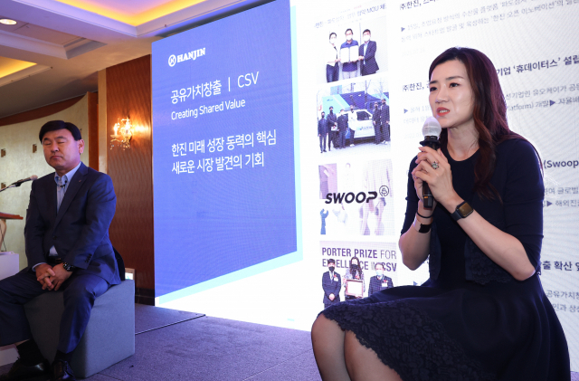 조현민(오른쪽) 한진 미래성장전략 및 마케팅 총괄 사장이 28일 서울 롯데호텔에서 열린 메타버스 ‘한진 로지버스 아일랜드’ 기자 간담회에서 사업 전략을 설명하고 있다.