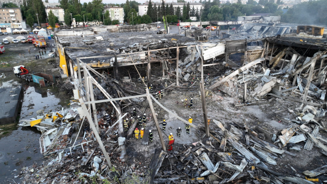 28일(현지 시간) 우크라이나 소방관들이 전날 러시아군의 폭격으로 폐허가 된 중부 크레멘추크시의 쇼핑몰에서 구조 작업을 벌이고 있다. 로이터연합뉴스