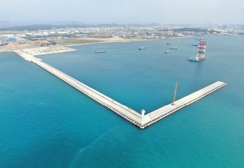 울산신항 남항 방파호안 전경. 사진제공=울산지방해양수산청