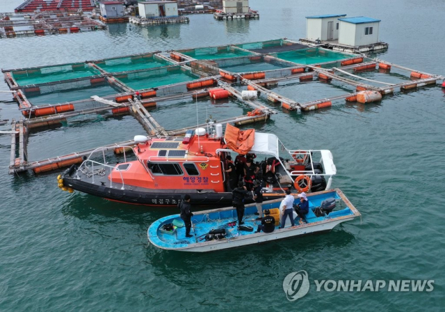 28일 오후 전남 완도군 신지면 송곡선착장 방파제로부터 80m 지점 가두리 양식장 아래에서 실종된 조유나(10) 양 가족의 차량으로 추정되는 아우디 승용차가 발견됐다. 경찰이 가두리 아래를 탐색하고 있다. /사진=연합뉴스