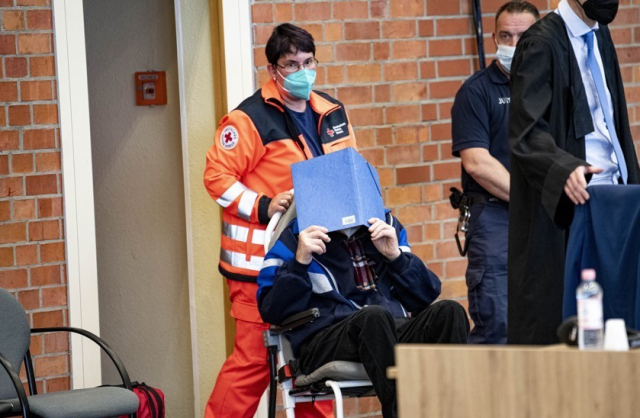 독일에서 나치 부역 혐의를 받는 최고령 피고인, 조제프 쉬츠가 휠체어에 실려 이동하는 모습. AP 연합뉴스