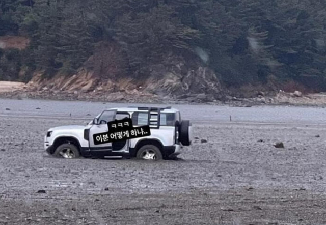 1억 원 상당의 랜드로버 디펜더가 지난 13일에도 이 갯벌에 빠져있는 모습이 온라인 상에 공유됐다.