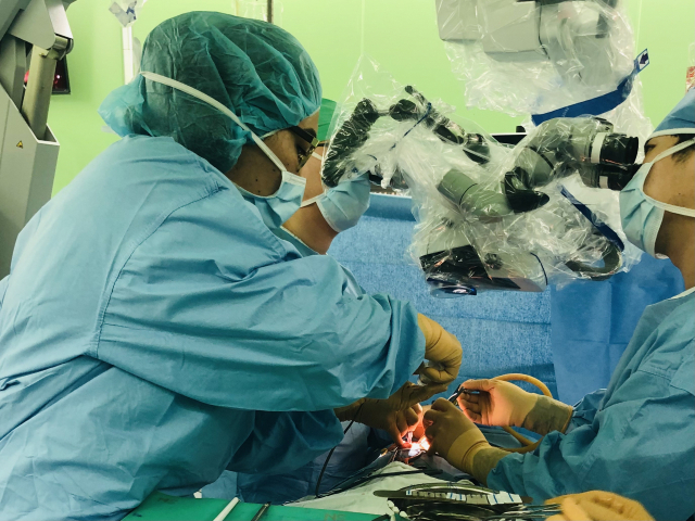 우즈베키스탄 국립아동병원 의료인들이 서울대병원 소아수술실에서 교육 및 실습을 진행하고 있다. 사진 제공=서울대병원