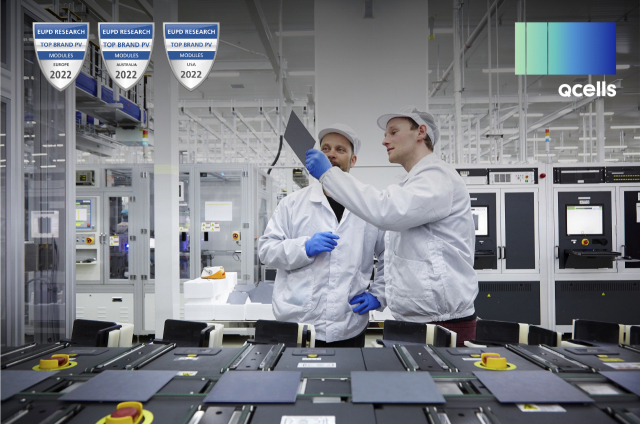 연구원들이 한화큐셀이 생산하는 태양광 모듈 부품을 들여다보고 있다. 사진제공=한화큐셀