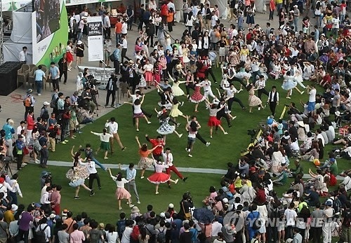 취미로 시작해 업이 된 스윙댄스…10만 명이 시청 광장에 모여 춤출날 기다려