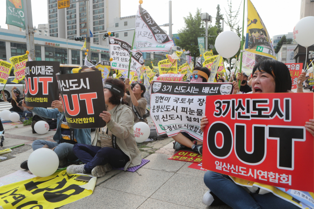 2019년 6월 9일 경기도 고양시 일산서구 주엽동에서 열린 3기 신도시 철회 5차 집회에서 참가자들이 창릉지구 도면 사전 유출을 규탄하는 구호를 외치고 있다. 연합뉴스