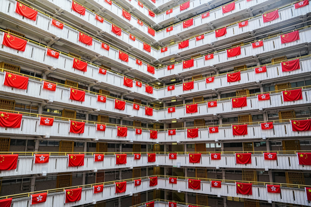홍콩 반환 25주년을 앞두고 중국과 홍콩의 깃발이 한 주택 건물을 장식하고 있다. 로이터연합