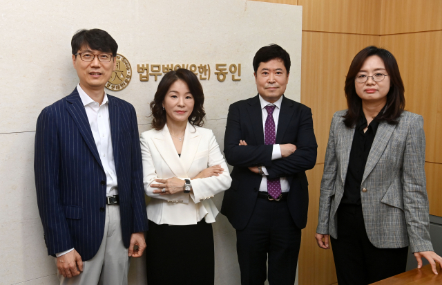 (왼쪽부터)법무법인 동인 가족법센터의 이헌영 변호사, 이은정 변호사, 홍창우 변호사, 김진옥 변호사. 권욱 기자