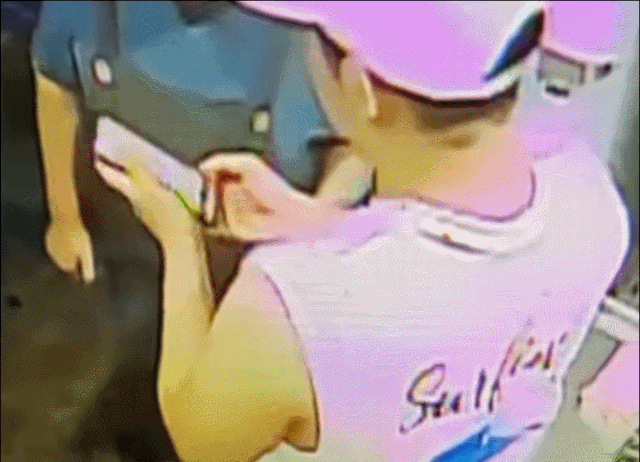 손님이 식당 주인에게 모바일 뱅킹으로 밥값을 이체한 척 스마트폰 화면을 보여준 뒤 이체를 취소하는 모습. 인스타그램 캡처