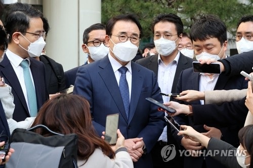 지난해 신한은행 채용비리 혐의를 받는 조용병 신한금융지주 회장이 서울 서초구 서울고등법원에서 열린 항소심 선고 공판을 마친 뒤 기자들의 질문에 답하고 있다. 연합뉴스