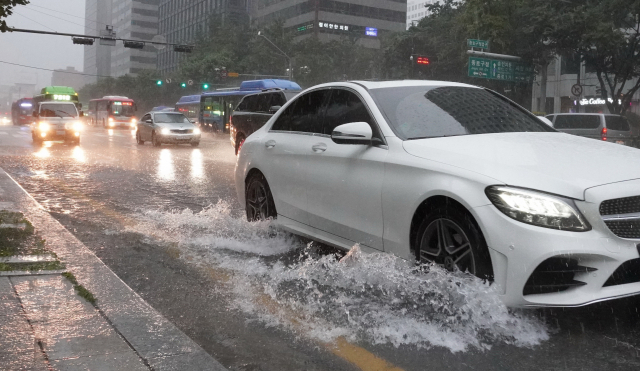 최대 300㎜ 가까운 폭우에 피해 속출…서울 출근길 주요 도로 통제