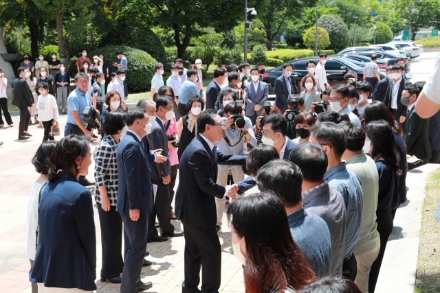 30일 오전 울산시청 햇빛광장에서 이임식을 마친 민선 7기 송철호 울산시장이 직원들의 환송을 받으며 시청을 떠나고 있다. 사진제공=울산시