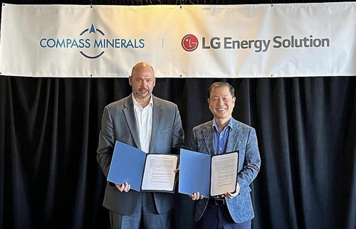 김동수(오른쪽) LG에너지솔루션 전무, 크리스 옌델 컴파스 미네랄 대표가 28일(현지시간) 탄산, 수산화리튬 공급에 대한 MOU를 체결하는 모습. 사진 사진제공=LG에너지솔루션