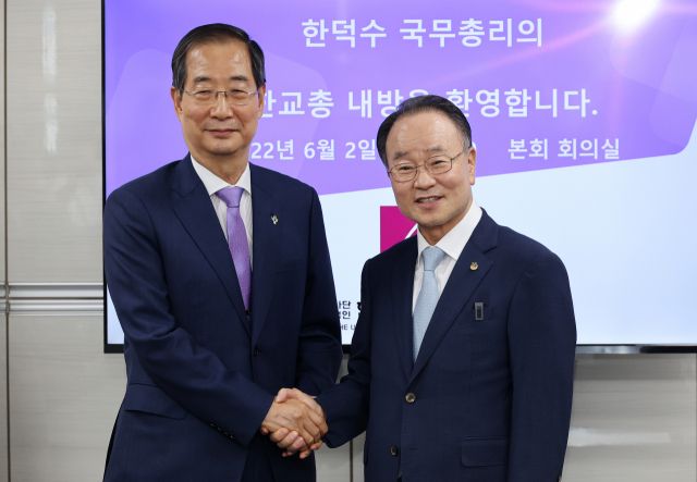 한덕수 국무총리(왼쪽)가 지난 2일 취임 인사를 하기 위해 서울 종로구 한국기독교회관의 한국교회총연합회를 예방, 류영모 대표회장과 인사하고 있다./연합뉴스