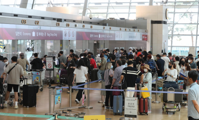 인천국제공항 제1터미널 출국장에서 이용객들이 출국 절차를 밟고 있다. 영종도=이호재 기자