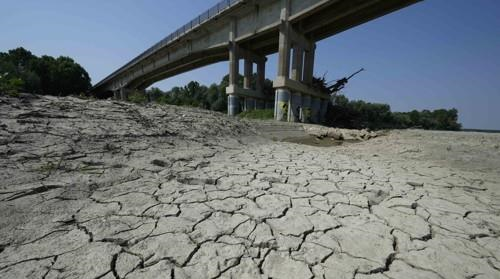 가뭄에 말라붙은 이탈리아 포 강. AP연합뉴스