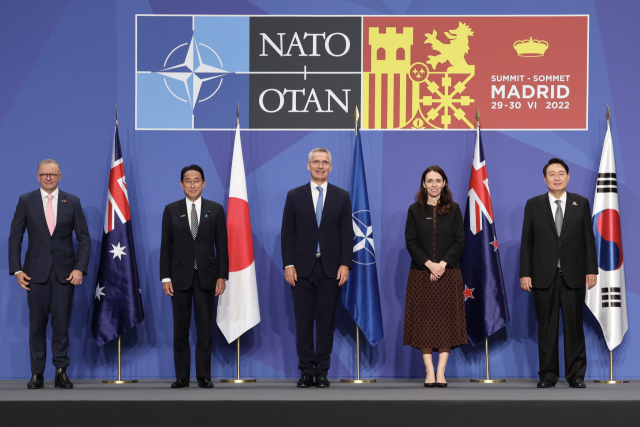 윤석열 대통령이 북대서양조약기구(NATO·나토) 정상회의 참석을 위해 스페인을 방문해 마드리드 이페마 컨벤션센터에서 아시아태평양 파트너 4개국 정상 ,옌스 스톨텐베르그(가운데) 나토 사무총장과 기념 촬영을 하고 있다 . 기시다 후미오(왼쪽 두 번째) 일본 총리, 앤서니 앨버니지(왼쪽) 호주 총리, 저신다 아던(오른쪽 두 번째) 뉴질랜드 총리.연합뉴스