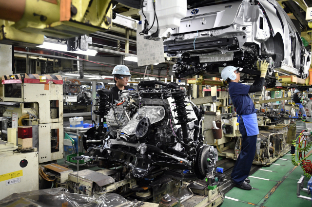 2017년 12월 일본 도요타시의 도요타자동차 쓰쓰미 공장에서 직원들이 차량을 조립하고 있다. EPA연합뉴스